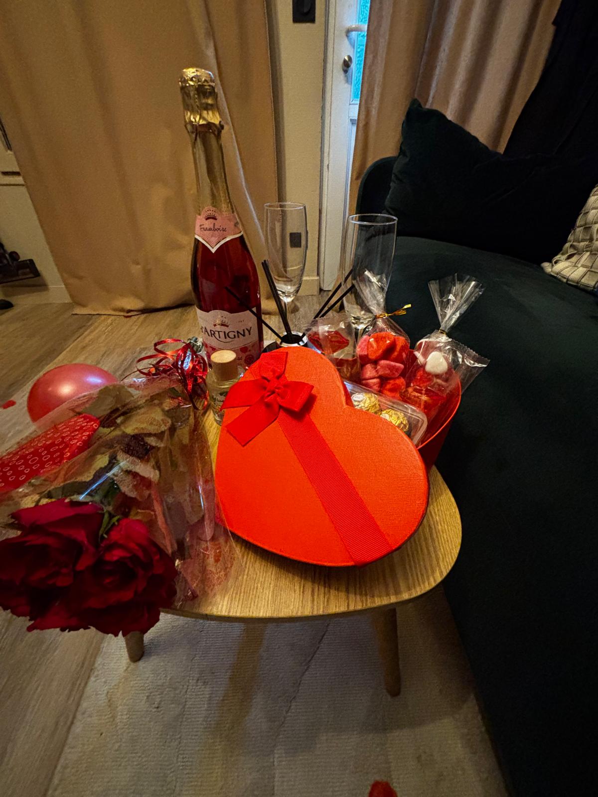 Coffret cœur avec bouquet de roses, bouteille pétillante et douceurs