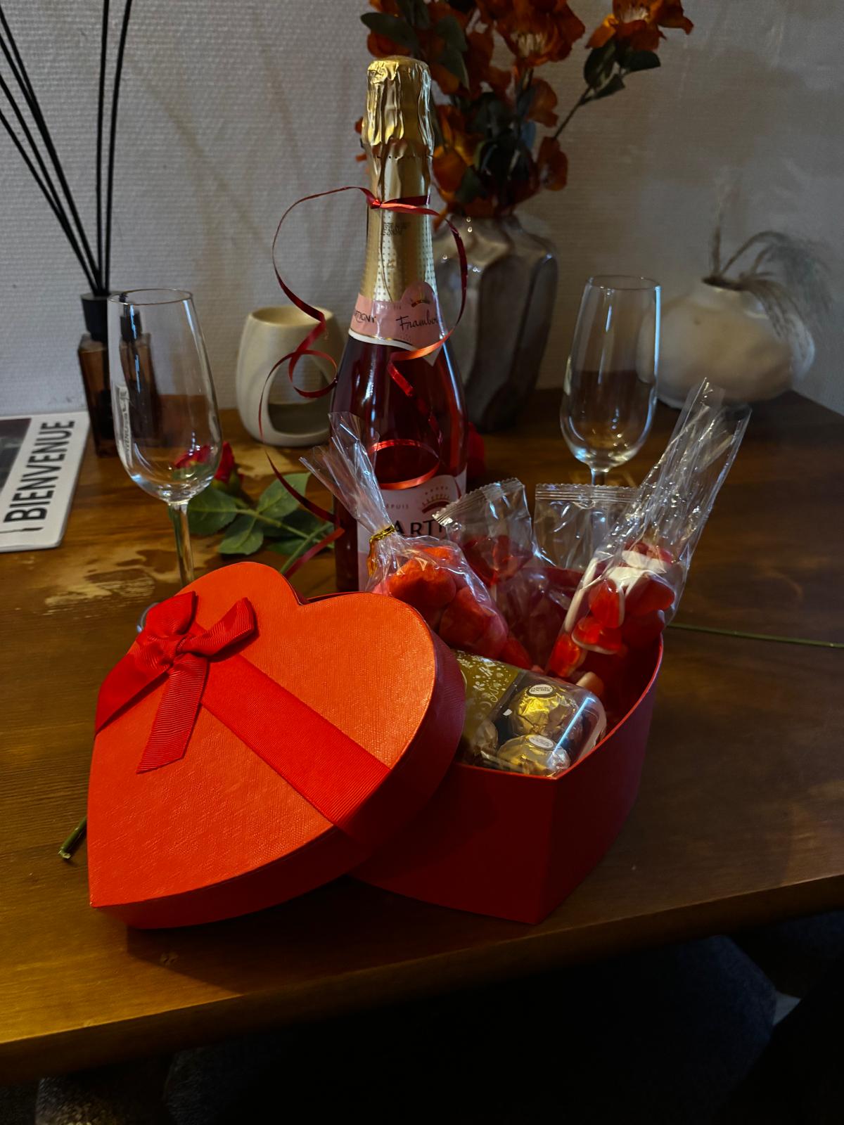Coffret cœur avec bouteille pétillante, douceurs et deux flûtes